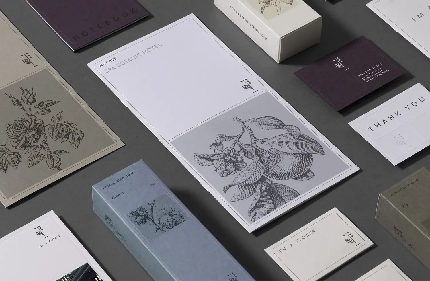 Esempi di lavorazioni fatte negli anni da Less is More - vario materiale come biglietti da visita, brochure e altro